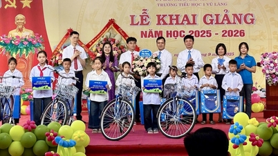 Trao tặng 16 xe đạp cho học sinh nghèo hiếu học
