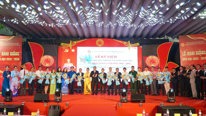 Taman Kanak-kanak-TiH-SMP-SMA Nam Viet membuka tahun ajaran baru
