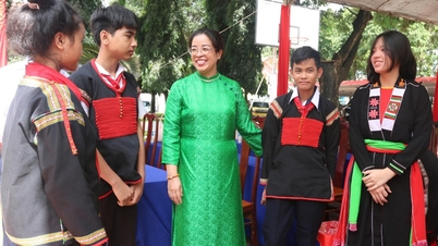 Phó Bí thư Tỉnh ủy Huỳnh Thị Chiến Hòa dự khai giảng tại Trường phổ thông Dân tộc nội trú THCS Buôn Ma Thuột