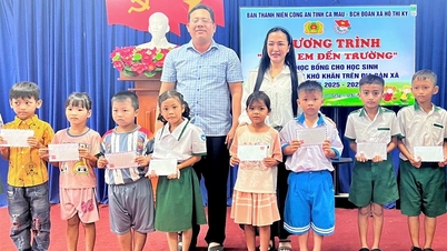 ប្រគល់​អាហារូបករណ៍​៣០​កន្លែង​ដល់​សិស្ស​ជួប​ការលំបាក​នៅ​ឃុំ​ហូ​ធី​គី​។