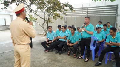 ताई निन्ह पुलिस टैक्सी चालकों को यातायात सुरक्षा कानूनों के बारे में जानकारी दे रही है।
