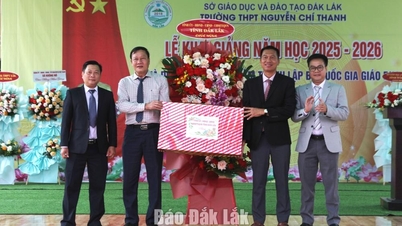 Lehrer und Schüler der Nguyen Chi Thanh High School freuen sich auf den Beginn des neuen Schuljahres.