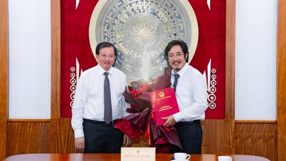 Trao Quyết định công nhận chức vụ Hiệu trưởng Trường Đại học Sân khấu - Điện ảnh Hà Nội