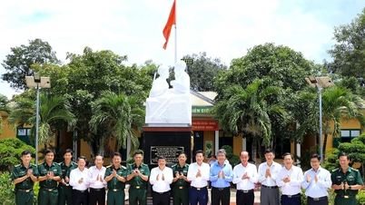 លេខាបក្សខេត្ត Lam Dong លោក Y Thanh Ha Nie K បានទៅទស្សនាប៉ុស្តិ៍ឆ្មាំព្រំដែន Dak Ken