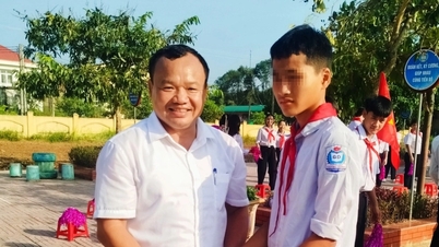 Món quà bất ngờ của Phó Bí thư Đảng ủy xã trong lễ khai giảng