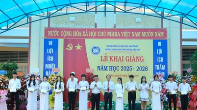 Wakil Ketua Komite Rakyat Provinsi Lam Dong Nguyen Ngoc Phuc menghadiri upacara pembukaan di Sekolah Menengah Atas Cat Tien.