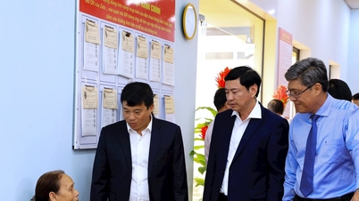 Provinciale partijsecretaris Y Thanh Ha Nie Kdam inspecteert de administratieve procedures in de gemeente Thuan An