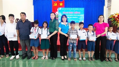 កម្មវិធី “ជួយកុមារទៅសាលារៀន” ផ្តល់អំណោយដល់កុមារក្នុងគ្រាលំបាក ជាពិសេសក្នុងវួដ Ly Van Lam។
