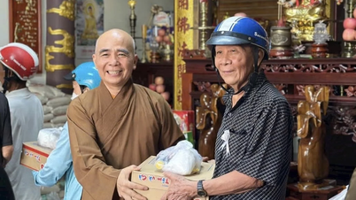Nha Trang Ward: Giving gifts on Vu Lan festival