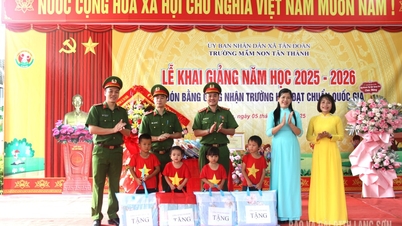 Công an xã Tân Đoàn trao tặng 120 suất quà cho các em học sinh có hoàn cảnh khó khăn