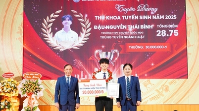 Vakker handling av mannlig valedictorian ved Hue University of Law