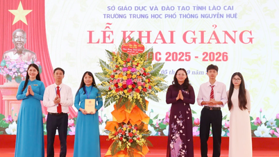 Phó Bí thư Tỉnh ủy Giàng Thị Dung dự Lễ khai giảng năm học mới tại Trường THPT Nguyễn Huệ