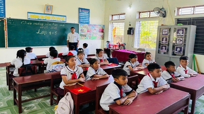 जंगल के बीच में विशेष उद्घाटन समारोह, जहाँ केवल 34 छात्र एक-दूसरे की ओर पीठ करके बैठते और पढ़ते हैं