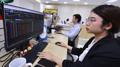 Chứng khoán bất ngờ 'rơi' sâu sau khi vượt mốc lịch sử 1.700