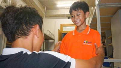 Anh em mồ côi vì Covid-19 cùng dắt nhau đi khai giảng