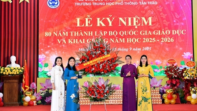 Phó Bí thư Thường trực Tỉnh ủy Lê Thị Kim Dung dự Lễ khai giảng năm học mới tại Trường THPT Tân Trào