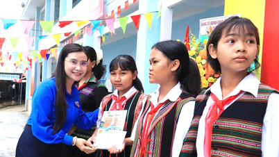 Sekretaris Persatuan Pemuda Pusat Nguyen Pham Duy Trang memberikan sumber daya kepada siswa Sekolah Asrama Etnis di Dong Nai