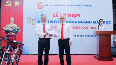Ketua delegasi Majelis Nasional Kota Ho Chi Minh menyumbangkan 100 juta VND kepada para siswa di distrik Phu Loi