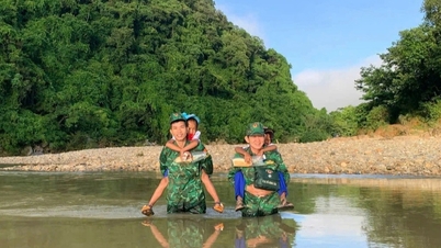 Chiến sĩ biên phòng lội suối vào bản, cõng học sinh đi khai giảng