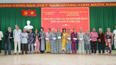 Trao 140 suất quà cho người dân, học sinh có hoàn cảnh khó khăn