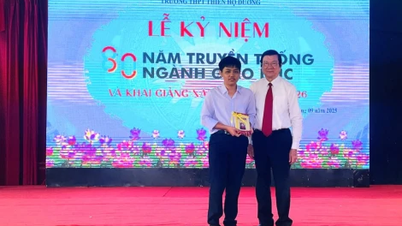 Eski Cumhurbaşkanı Truong Tan Sang, Thien Ho Duong Lisesi'nde yeni eğitim öğretim yılının açılış törenine katıldı.