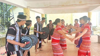 Người S'tiêng 'yêu nghề dệt, say tiếng chiêng'