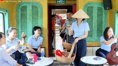 Der Hanoi-Zug – Eine Kulturreise im Doppeldeckerzug steht für Touristen bereit