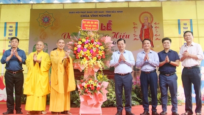 Phó Chủ tịch UBND tỉnh Phan thế Tuấn thăm, tặng quà nhân Đại lễ Vu Lan tại chùa Vĩnh Nghiêm