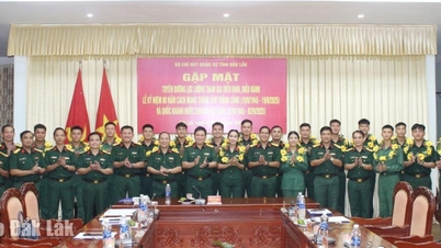 Memberikan penghargaan kepada pasukan yang berpartisipasi dalam parade dan pawai A80