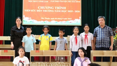 Xã Tân Thuận: Trao tặng 52 bộ bàn học cho học sinh có hoàn cảnh khó khăn