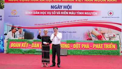 Department of Science and Technology presented livestream equipment to village representatives of Ea Knuec commune