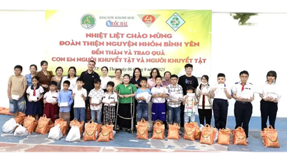 Trao quà tặng cho con, em người khuyết tật và người khuyết tật