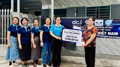 Handing over "Shelter of Love" to Ms. Doan Thi Lan