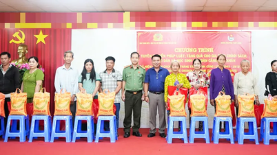 Can Tho City Police organize legal propaganda and give gifts to people in Thoi Long ward