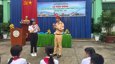 Propaganda and signing of traffic law compliance for students at the beginning of the new school year