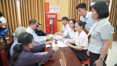 Chi trả kinh phí hỗ trợ 214 hộ cận nghèo ở xã Tây Phương