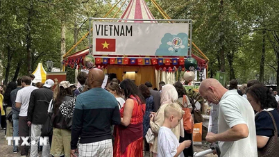 Vietnamesiske kulturelle farger skinner på ambassadefestivalen i Nederland i 2025