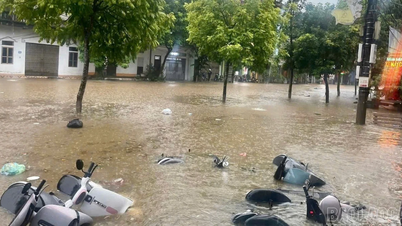 Οι έντονες βροχοπτώσεις προκάλεσαν τοπικές πλημμύρες στις περιοχές Λάο Κάι και Καμ Ντουόνγκ.