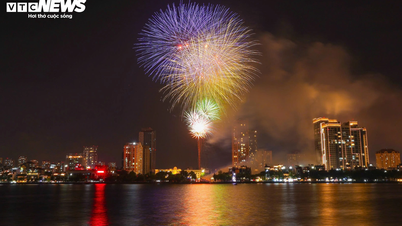 Der Countdown und ein atemberaubendes Feuerwerk begrüßen das neue Jahr 2026.