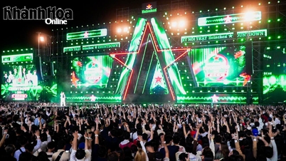 Un festival de musique animé pour célébrer le Nouvel An 2026 sur la plage de Nha Trang.