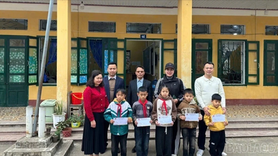 Foram entregues 70 presentes aos alunos do jardim de infância, da escola primária e da escola secundária de Suoi Giang.
