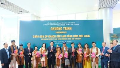 Lãnh đạo tỉnh Lâm Đồng chào đón những du khách đầu tiên năm mới 2026