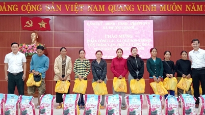 Xã Quế Sơn Trung tặng nhiều phần quà cho người dân xã Phước Chánh kết nghĩa
