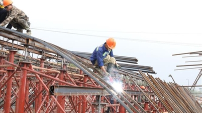 Các công trường rộn ràng ngày đầu năm mới