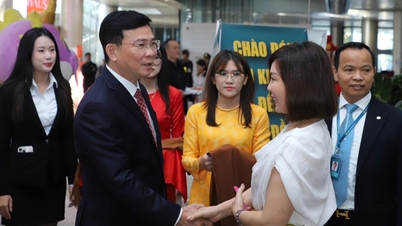 I visitatori di Lam Dong il primo giorno del 2026 hanno ricevuto doni dai leader provinciali.