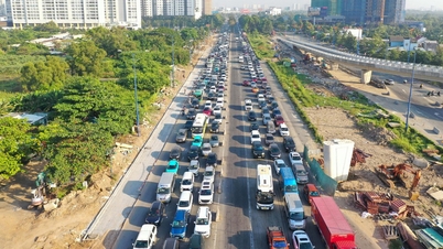 Am ersten Tag des neuen Jahres kam es zu Verkehrsstaus an der Kreuzung An Phu und am Kreisverkehr Phu Huu, während die Schnellstraße frei war.