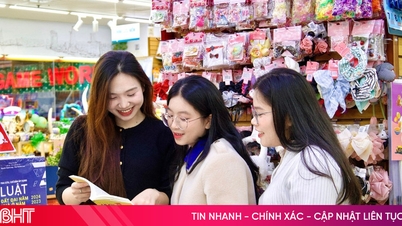 엔터테인먼트 및 쇼핑 센터는 설 연휴 기간 동안 많은 방문객을 끌어모읍니다.