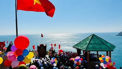 La provincia de Dak Lak celebró una ceremonia de izamiento de la bandera para marcar el comienzo del nuevo año y dar la bienvenida a los primeros turistas de 2026.