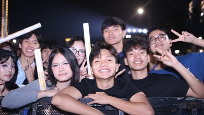 Biển người bùng cháy đêm giao thừa,, xúc động gặp Đen Vâu