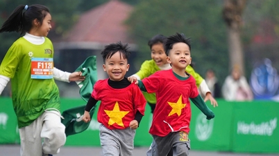Nguyen Thi Oanh a Hoang Nguyen Thanh vyhráli půlmaraton a připojili se k 7 000 běžcům, kteří oslavili Nový rok v Hanoji.